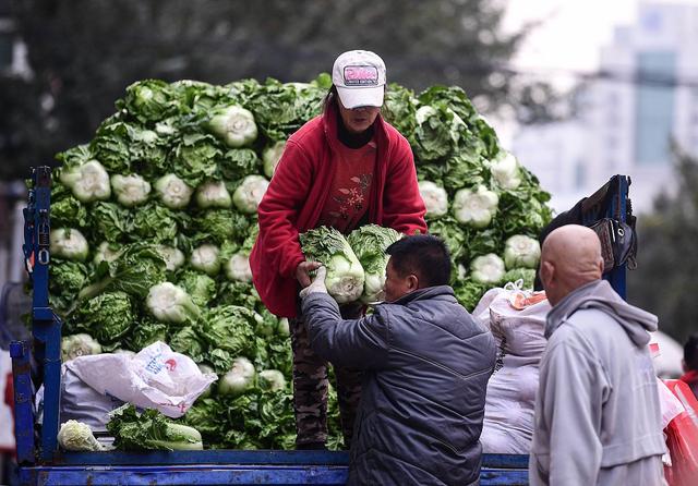 抢购潮席卷到菜市场，从白菜转战到辣椒，市民跟风忙抢购