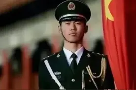 天安门最帅升旗手张自轩转业后，辞去安置的新工作，转型新路线图片