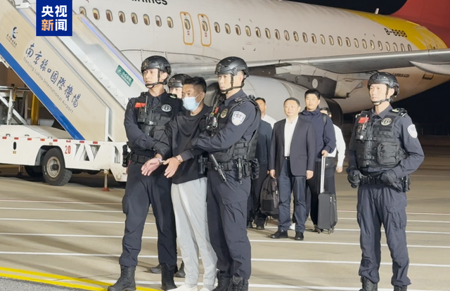 佘智江被押送上飞机，引渡回中国，涉案金额超27亿元，曾参与投资开发KK园区