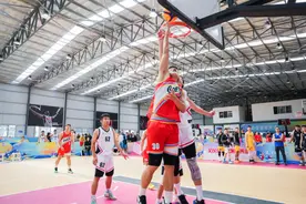 迎篮而上 市总工会“职工杯”3V3篮球比赛火热开赛图片