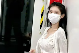 上海一女子坐地铁的照片火了，惊艳路人，网友：也太漂亮了吧图片