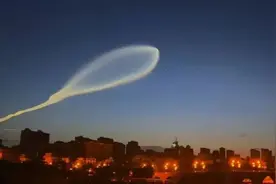 西安上空再现不明飞行物，目击者称飞行物滑行一分多钟，拖尾像蝌蚪图片