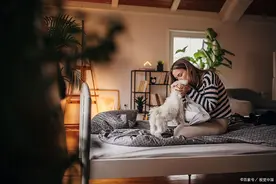 长期窝在家里的人，要警惕心理问题的产生图片