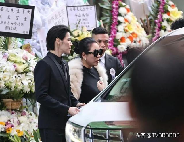 向府治丧！向太陈岚与儿子向佐悲痛致祭，大批反黑组警员现场戒备