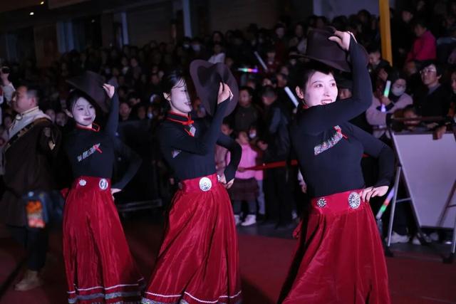 【冬游舟曲 簪花迎春】“西街七点半·文化大集市” 点亮夜色 共赏风华