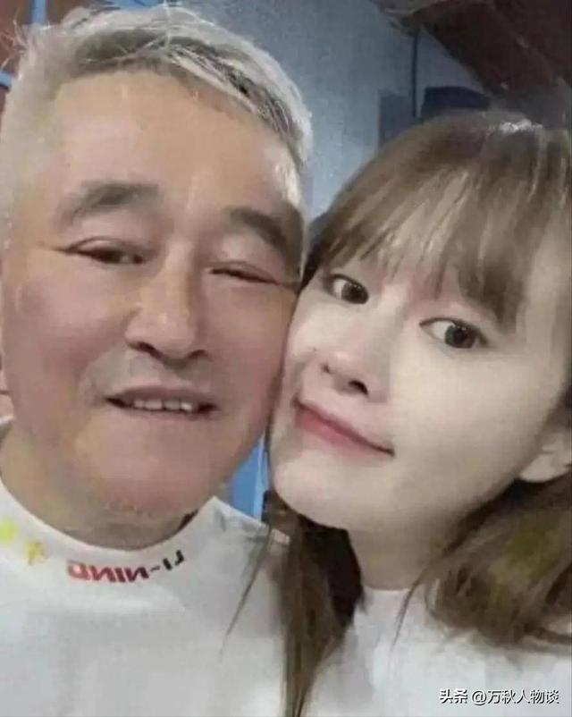 有钱有什么用?68岁赵本山近况曝光，三人打伞伺候，女儿是心头病