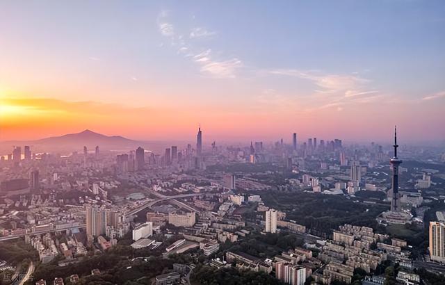 刚从南京回来，毫不客气说，南京是省会中，城建最好最霸气的城市