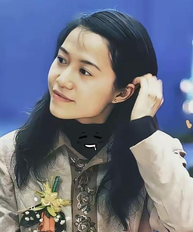 杨振宁走后1个月	，翁帆搬离别墅，穿帆布鞋吃食堂，带走34箱东西