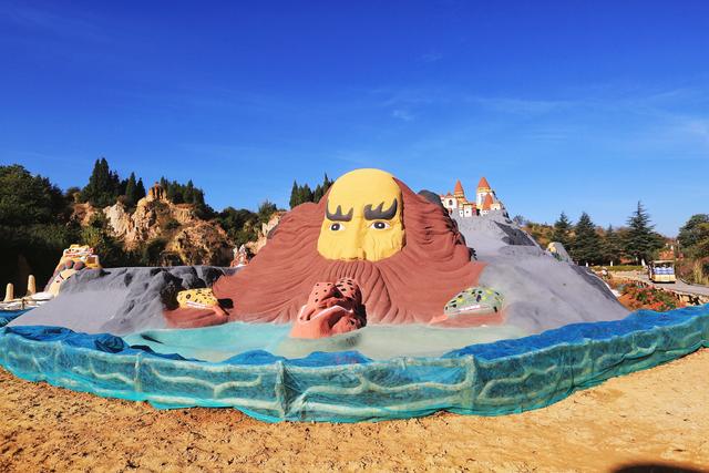 云南曲靖彩色沙林，一处凝固的彩虹秘境，漫步亿万年的时空隧道