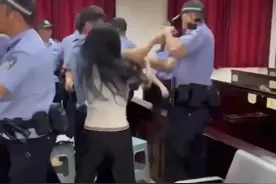 律师摔倒，法警不让拍照，手指拍摄者！法庭为何不让拍摄和录音？图片