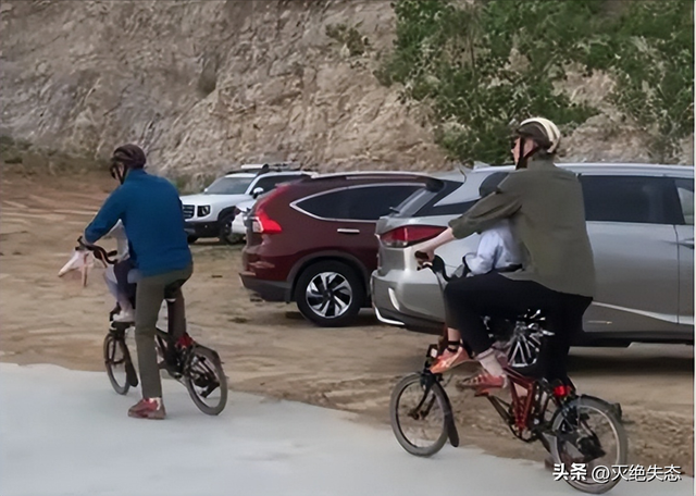 央视主持人携妻女出国旅游，住3800元酒店被骂惨，撒贝宁牵连其中