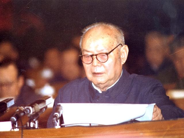 杨尚昆第一次见到古月，不高兴地说：“你一点都不像毛主席”！