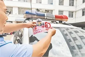 粘上爱心车贴 随时接受求助 郑州交警铁骑开启“护考模式”图片
