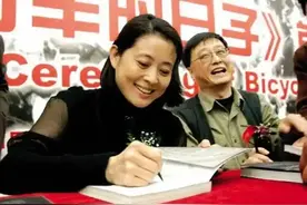摄影师王文澜，为何宁愿背骂名也要和倪萍离婚？如今的他生活怎样图片