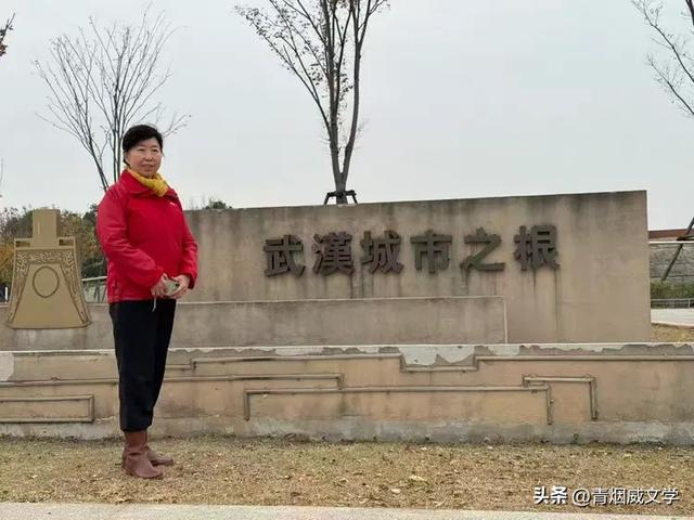 盘龙悠远银杏黄 水中学友情谊长