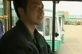 07年云南小伙私养3米长黄金蟒，形影不离，4年后蟒蛇却突然逞凶！图片