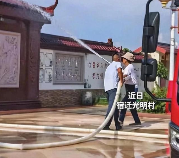 刘强东回老家，凌晨1点喝到脸通红，穿拖鞋做鬼脸，乡亲帮洗房子