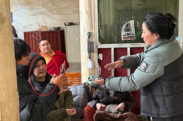 面相又变了！49岁赵薇广东吃饭，又老又瘦没架子，却再无回头路走