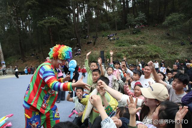 长顺杜鹃湖：人山人海真热闹，山歌花海等你来