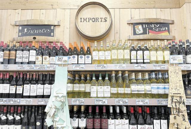 中方话音刚落，特朗普通告全世界：税率加到200%！首个牺牲国出现