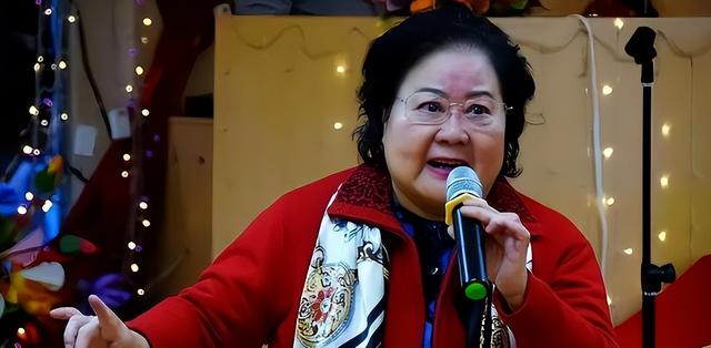 吃里爬外，永不回国？她带领30名演员选择留美，如今年过花甲归来