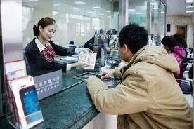 离柜概不负责是双标？银行错把3.8万转成38万，三次起诉均败诉图片