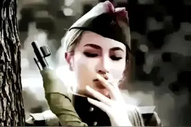 一位漂亮的乌克兰女兵，身穿整洁的军装，被摄影师抓拍到镜头里图片