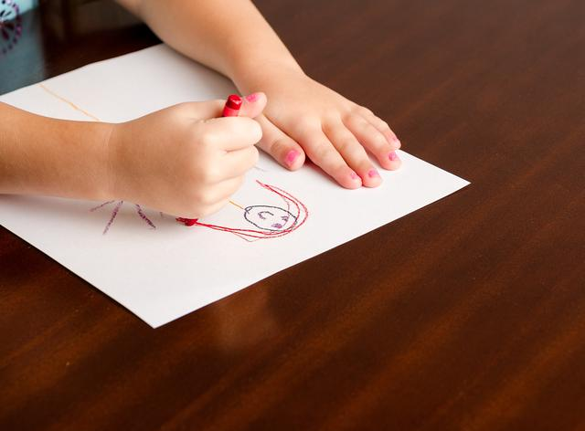 孩子在幼儿园过得好不好，爸妈不用使劲问，多观察4个信号就清楚