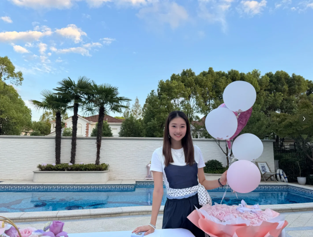 49岁马伊琍没想到，辛苦养大的17岁女儿文君竹，早为亲爹文章争光