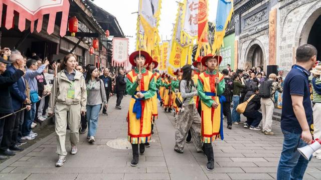 夯爆了！元通古镇清明春台会玩出新潮范儿