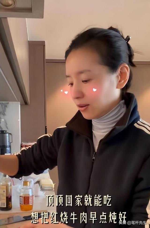 董洁独居北京日常曝光	，无保姆亲自带娃，豪宅里藏着烟火气