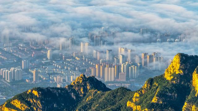 泰山云海之上的天地交响