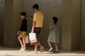 偶遇杜江带俩孩出游，“二胎”女儿穿碎花连衣裙，模样乖巧懂事图片