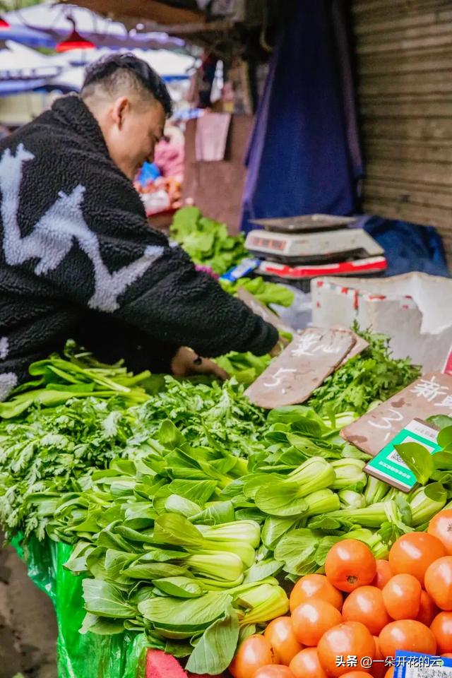 成都“最高级买手店”藏在立交桥下：银杏叶是顶棚，生活是爆款