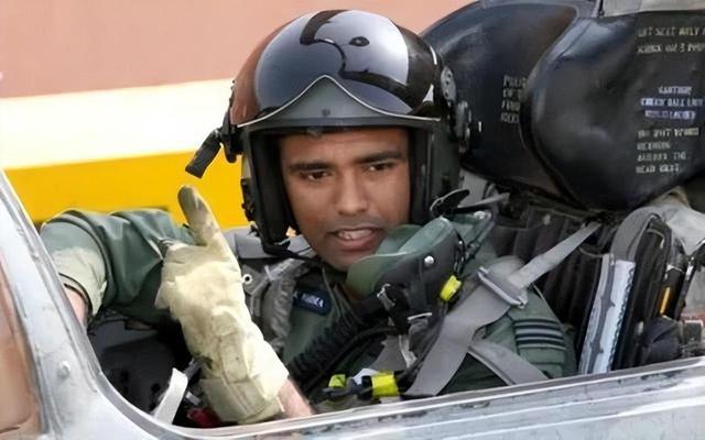 起飞前还在漏油！印度“光辉”战机迪拜坠毁，飞行员为何没跳伞？