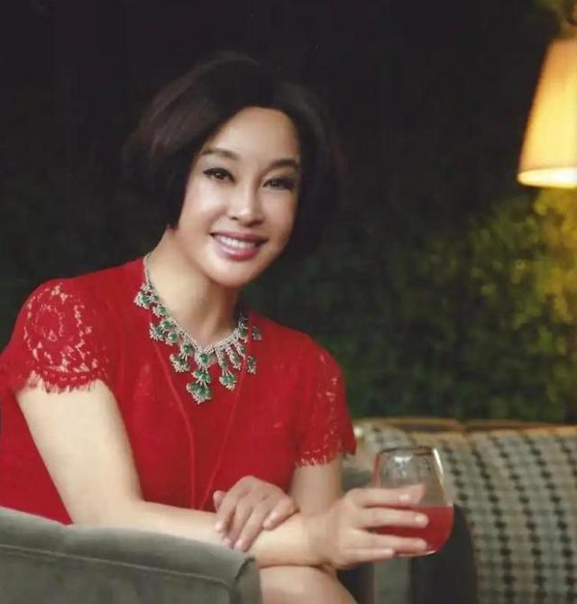 钱再多有什么用？75岁的“风流妖精”刘晓庆，已经走上另一条道路