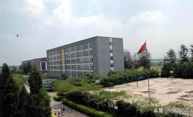 比军校招生还严格的大学	，公务员率近百分百！复读生无缘填报