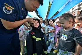 人生首节消防课 萌娃遇见火焰蓝图片