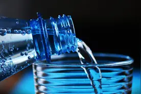 年产百万吨，中国矿泉饮品第一县，供应了国产矿泉水的半壁江山图片