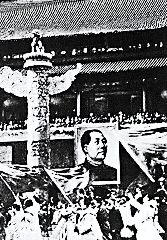 天安门为何不悬挂毛主席的照片，而是挂画像？主席画像师给出答案