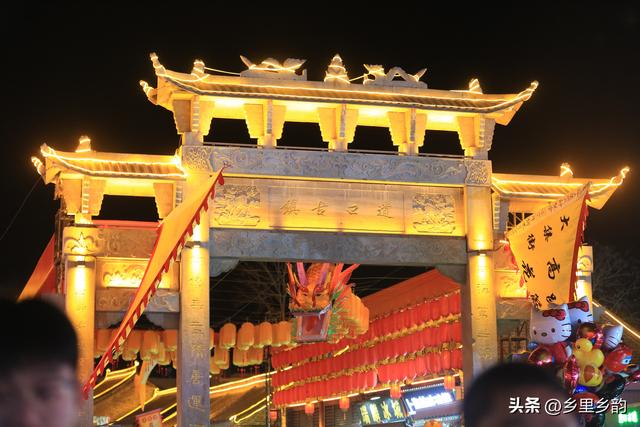 乡村和城市的夜景都充满魅力，也许是古镇的夜景多了一些风情韵味