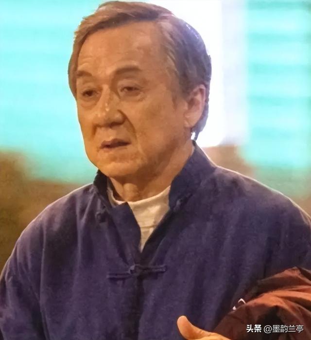 官媒锐评贺娇龙去世风波	，句句一针见血，杨振宁、成龙都是受害者