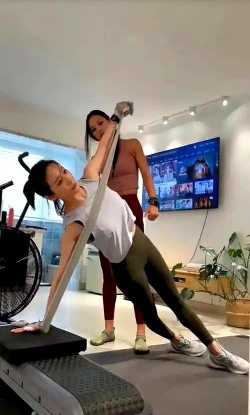 李纯婚后放纵开始还债了	，健身累到大腿颤抖，带上北京爷们一起练