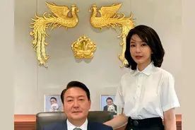 青瓦台小细节，墙上有金色双凤凰，地球仪比例尺正确，青瓦配青松图片