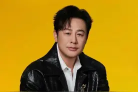 热搜爆了！演员张颂文态度冷漠，将粉丝信件扔出车外，此前因家暴全网热议图片