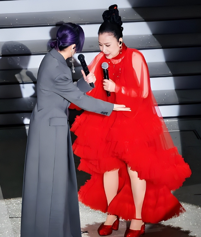 78岁连路都走不稳还开演唱会，全网骂声一片，她却扬言回馈粉丝