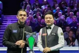 38岁丁俊晖现状：身家过亿却常住国外，大龄富二代妻子气质绝佳图片