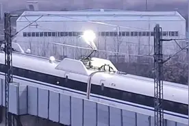 高铁龟速行驶，受电弓火花四溅！面对冻雨，高铁为何如此脆弱？图片