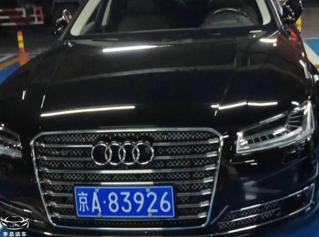 万达总部停车场，偶遇“王健林	”的奥迪A8和埃尔法停一起