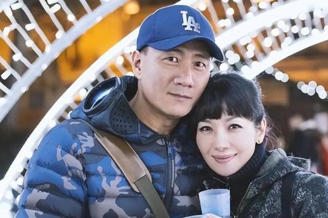 原来他们是夫妻，《归队》他又火了，和老婆因戏生情儿女双全
